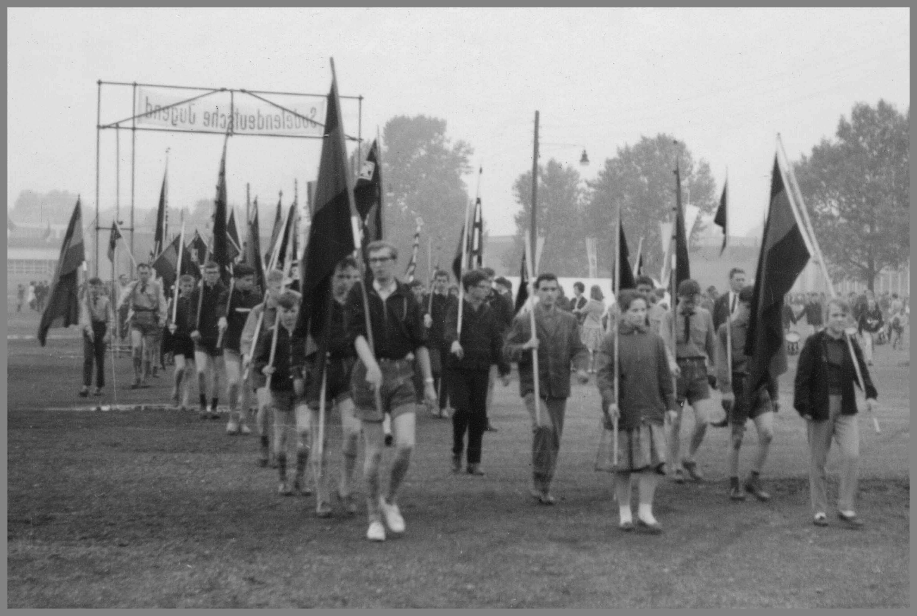 Marschgruppe mit Fahnen