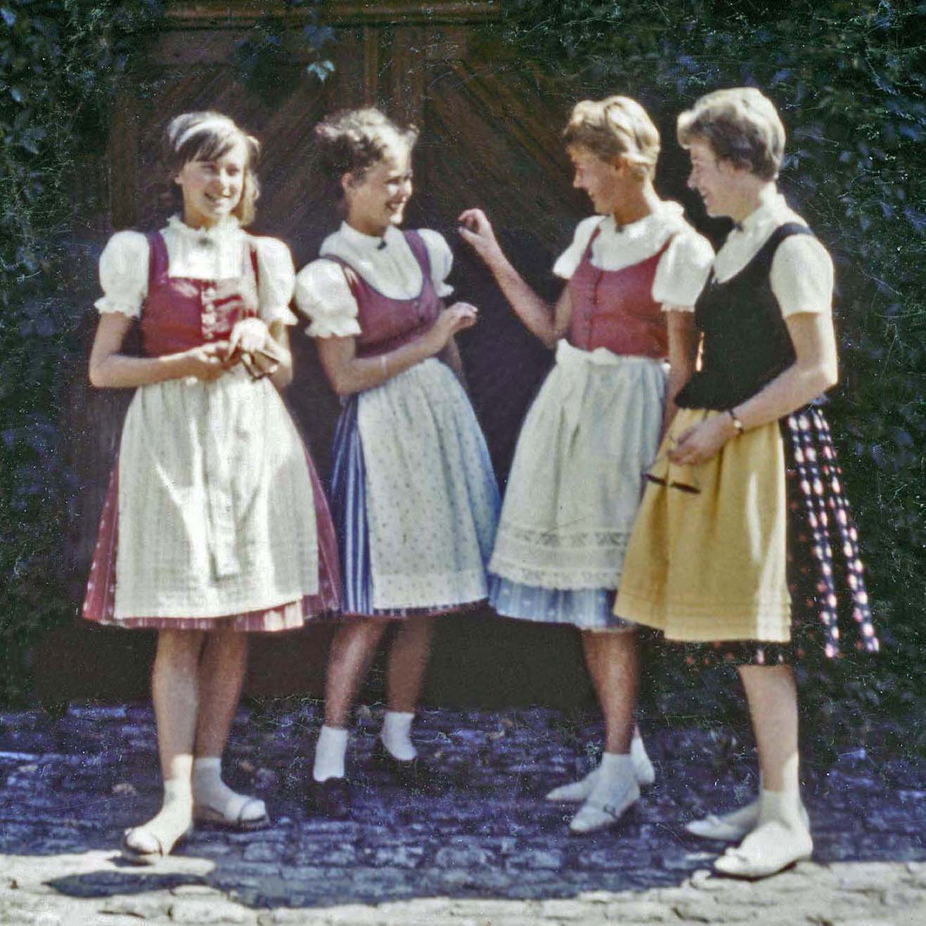 4 Dirndl