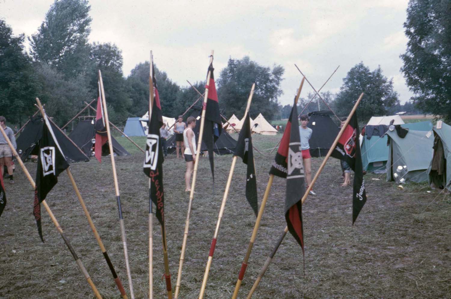 Wimpel vor den Zelten