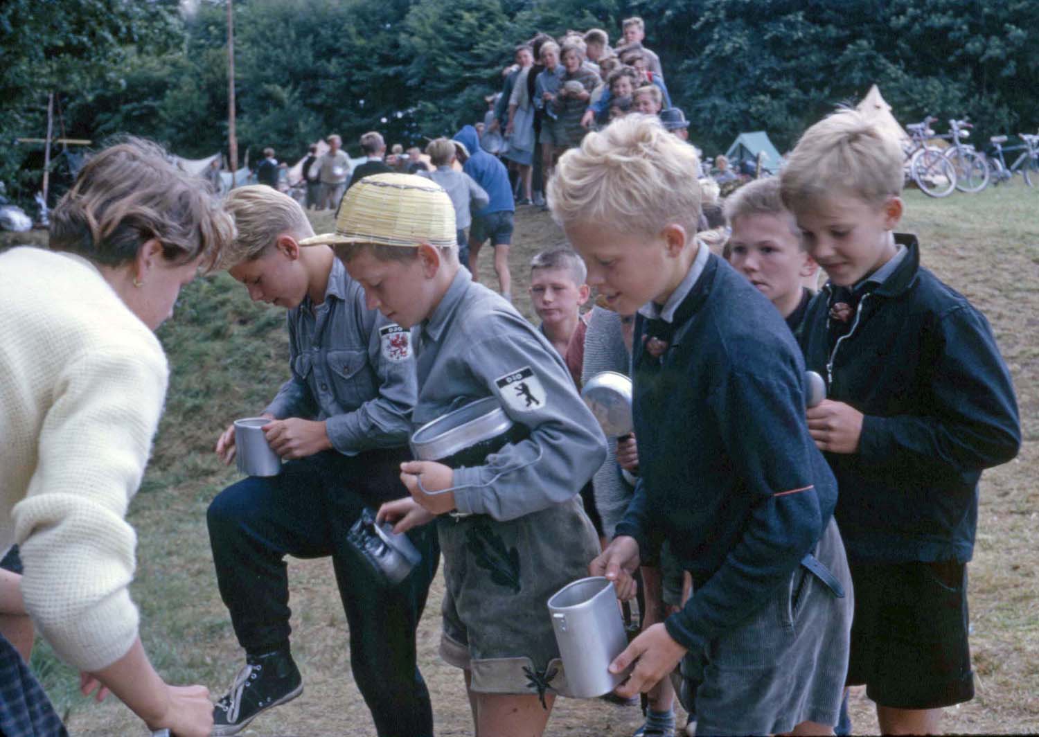 Jungen mit Kochgeschirr