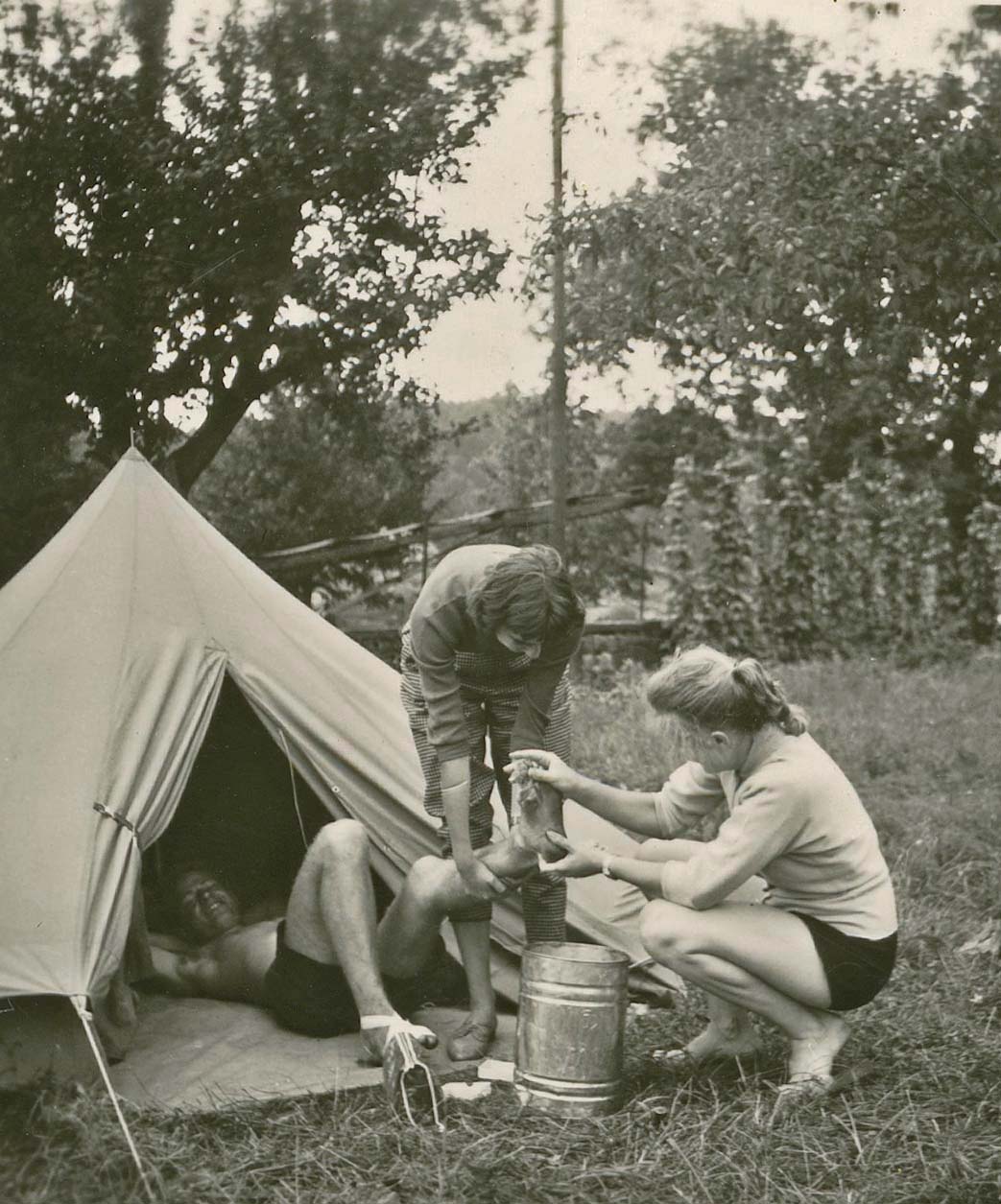 Gerhild Kammerer und Gunthild Werner verarzten Holger Fls