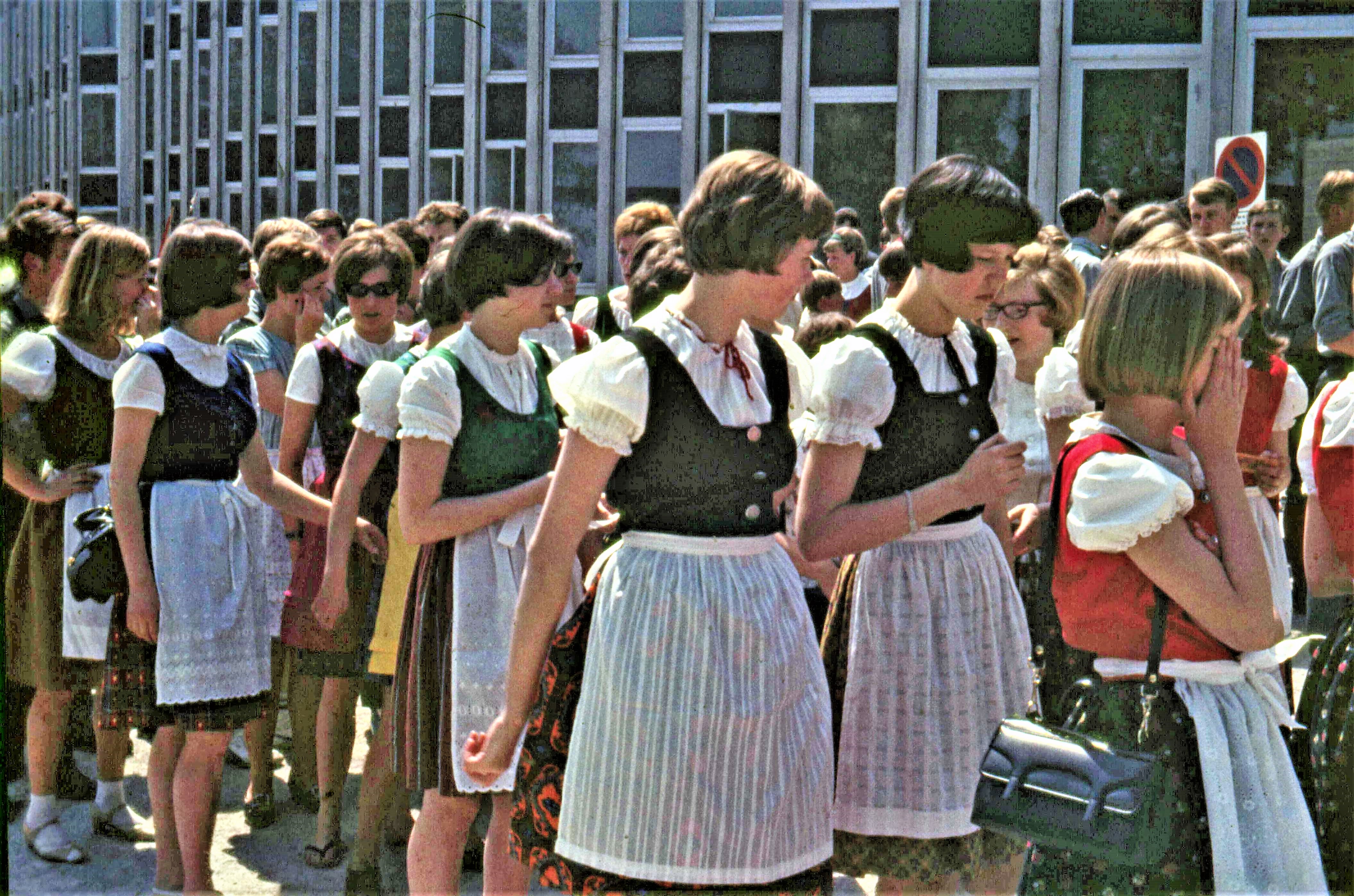 Die Mdel beim Einzug