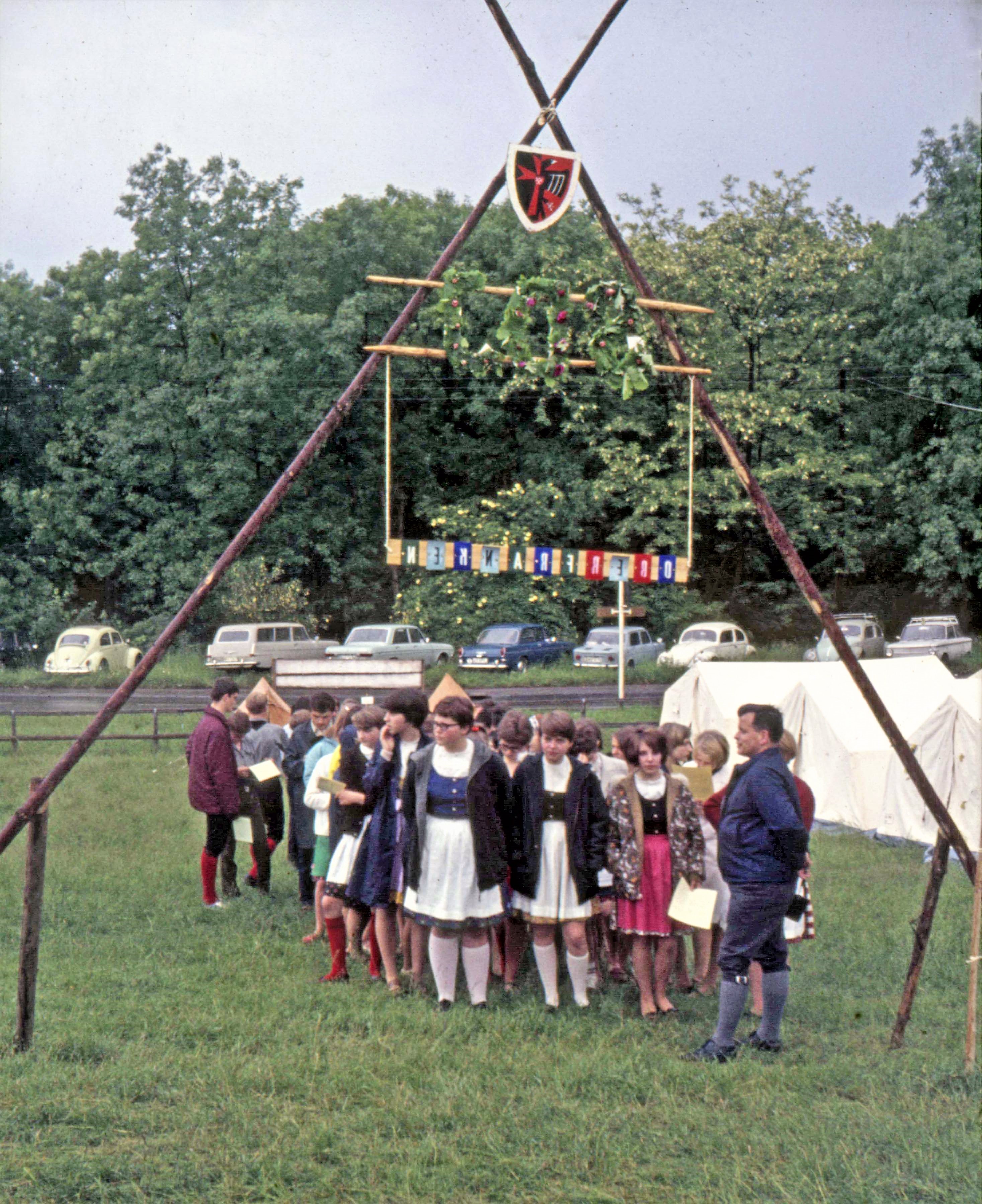 Ein weiteres Lagertor und Beginn der Aufstellung