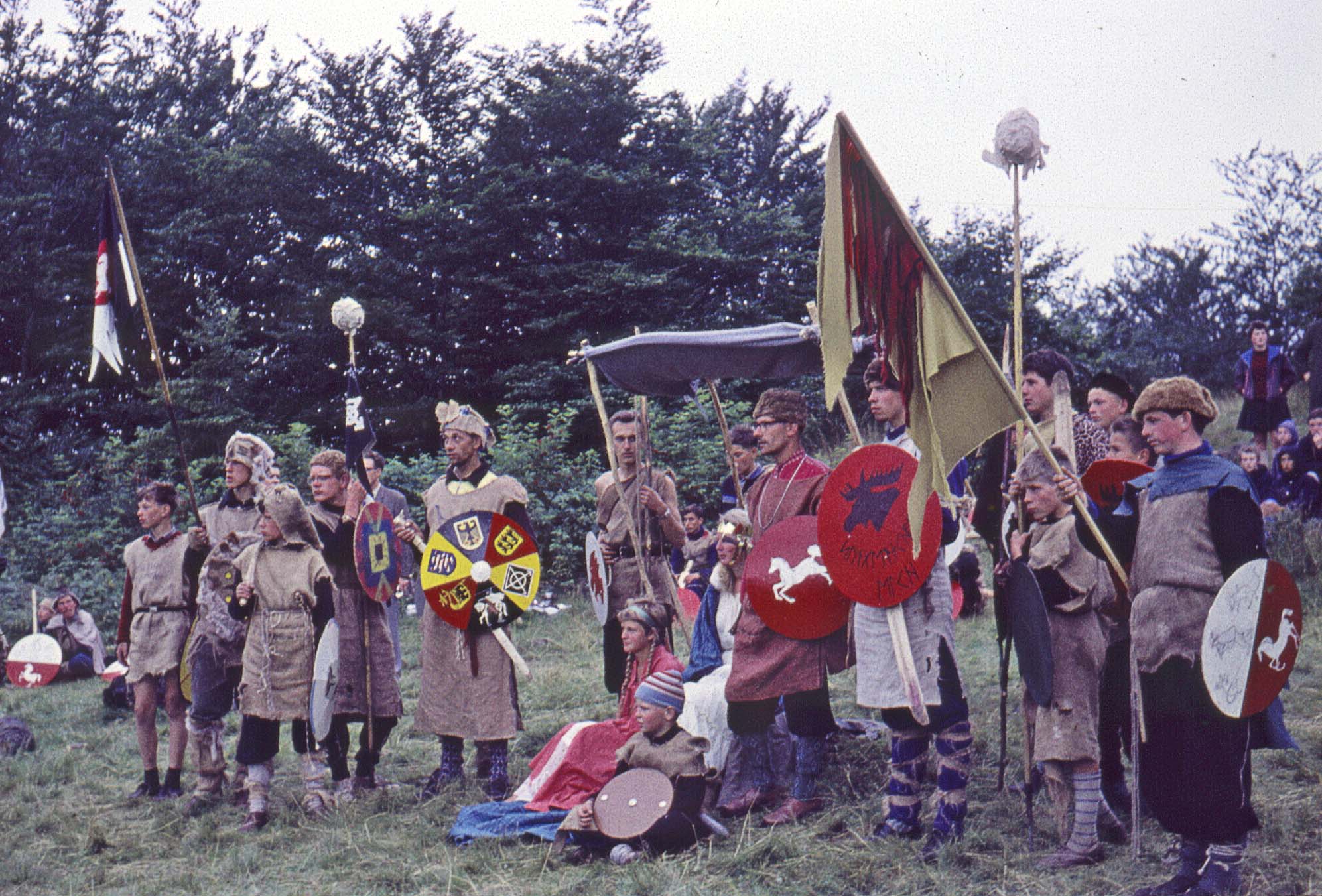 Anfhrer der Hunnen verfolgen voll Spannung