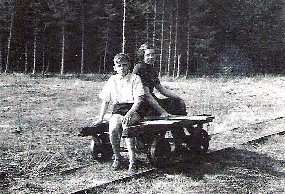 Ursel und Ingo mit Rollwagen